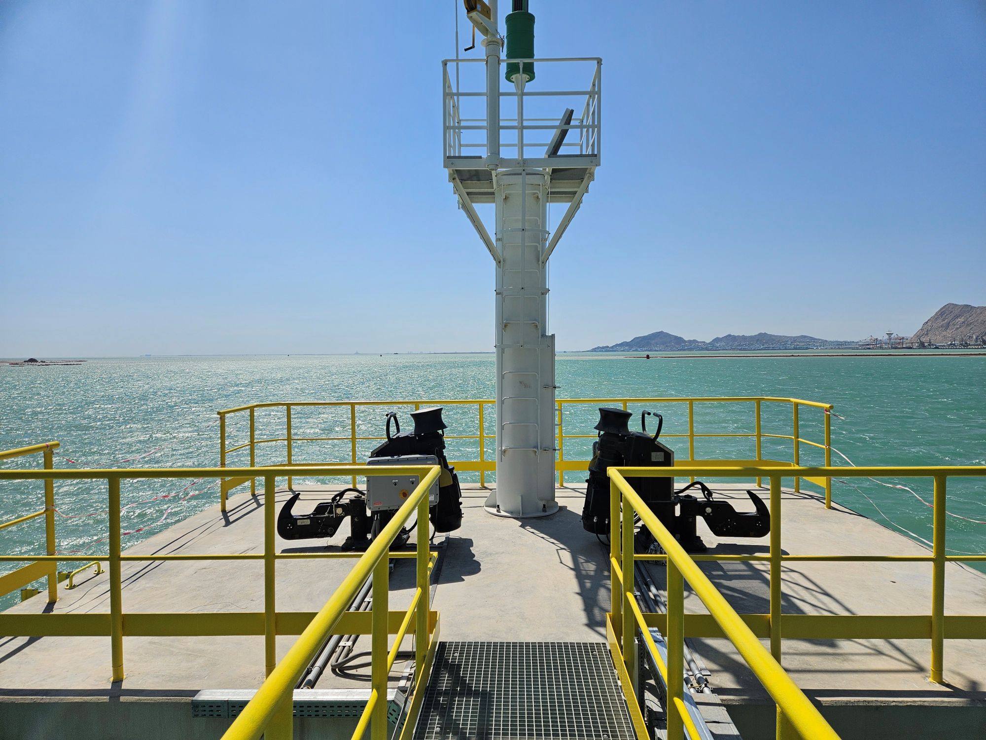 Quick release mooring hooks oil terminal