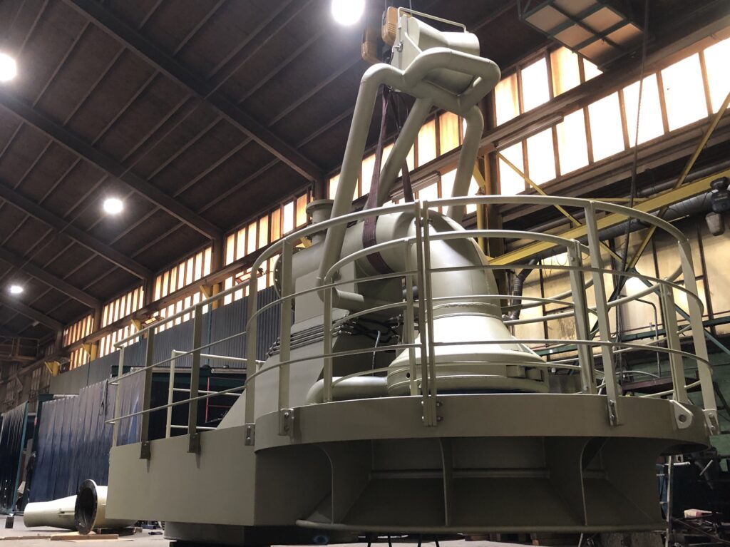 Installatie van de boegkoppeling voor een baggerschip met gesplitste trechter