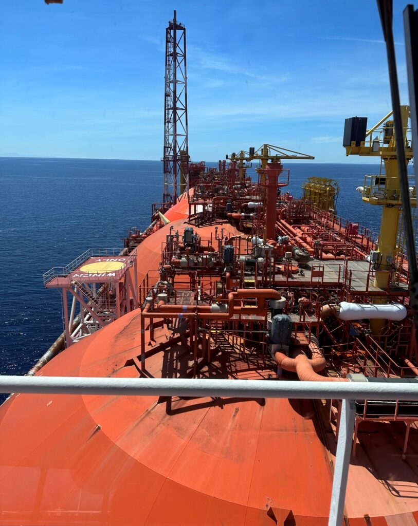 Inbedrijfstelling van het complete afmeersysteem FSRU